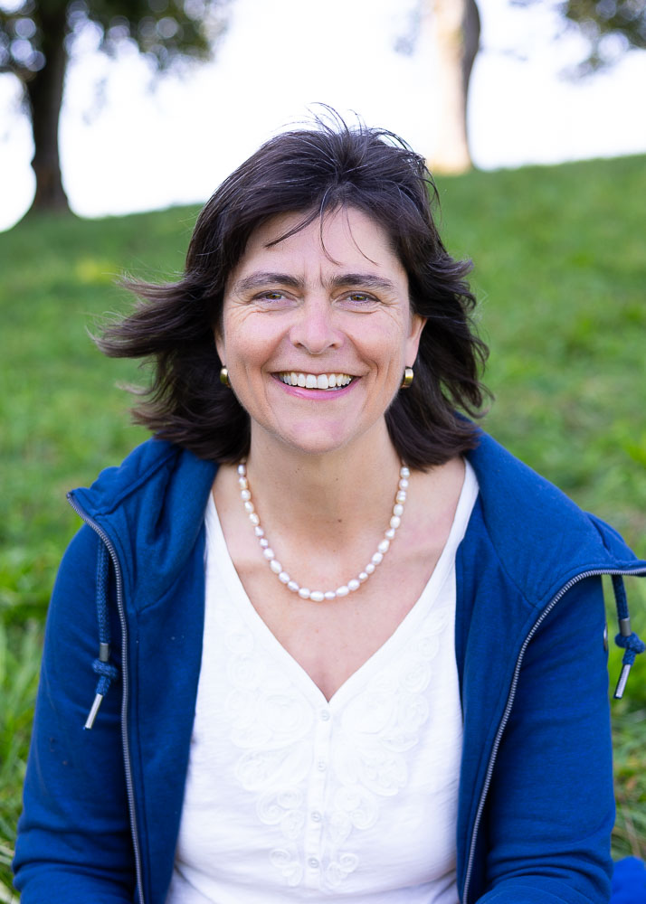 Professionelle Therapeutin in blauem Blazer lächelt freundlich in die Kamera - Businessfotografie München