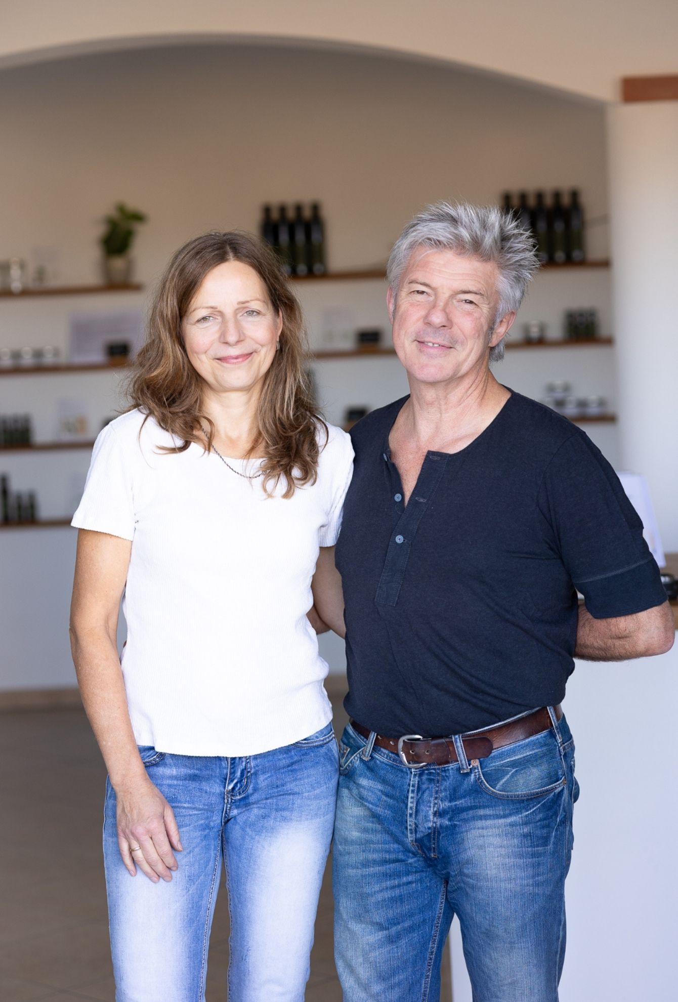 Paar Fotos Des Unternehmer Ehepaares in ihrem Verkaufsladen der Ölmanufaktur olio Vero, in Geltendorf Kaltenberg. Personal Brand Fotos, Business Fotos, Webseiten Fotos von Beate Kellmann