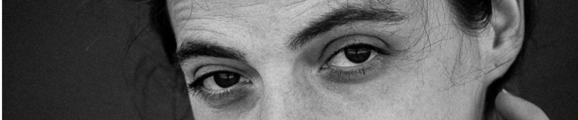 Schwarz-weiß Portrait Einer jungen Frau. Stechender intensiver Blick. Geschichten erzählen mit Augen-Blicken. München