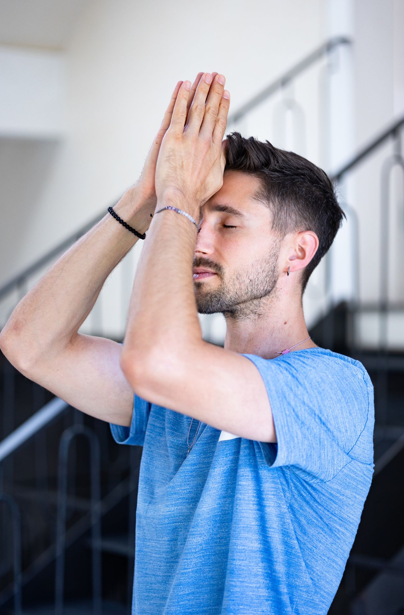 Portrait eine jungen Unternehmers beim Meditieren. Personal Brand Fotografie. Ammersee