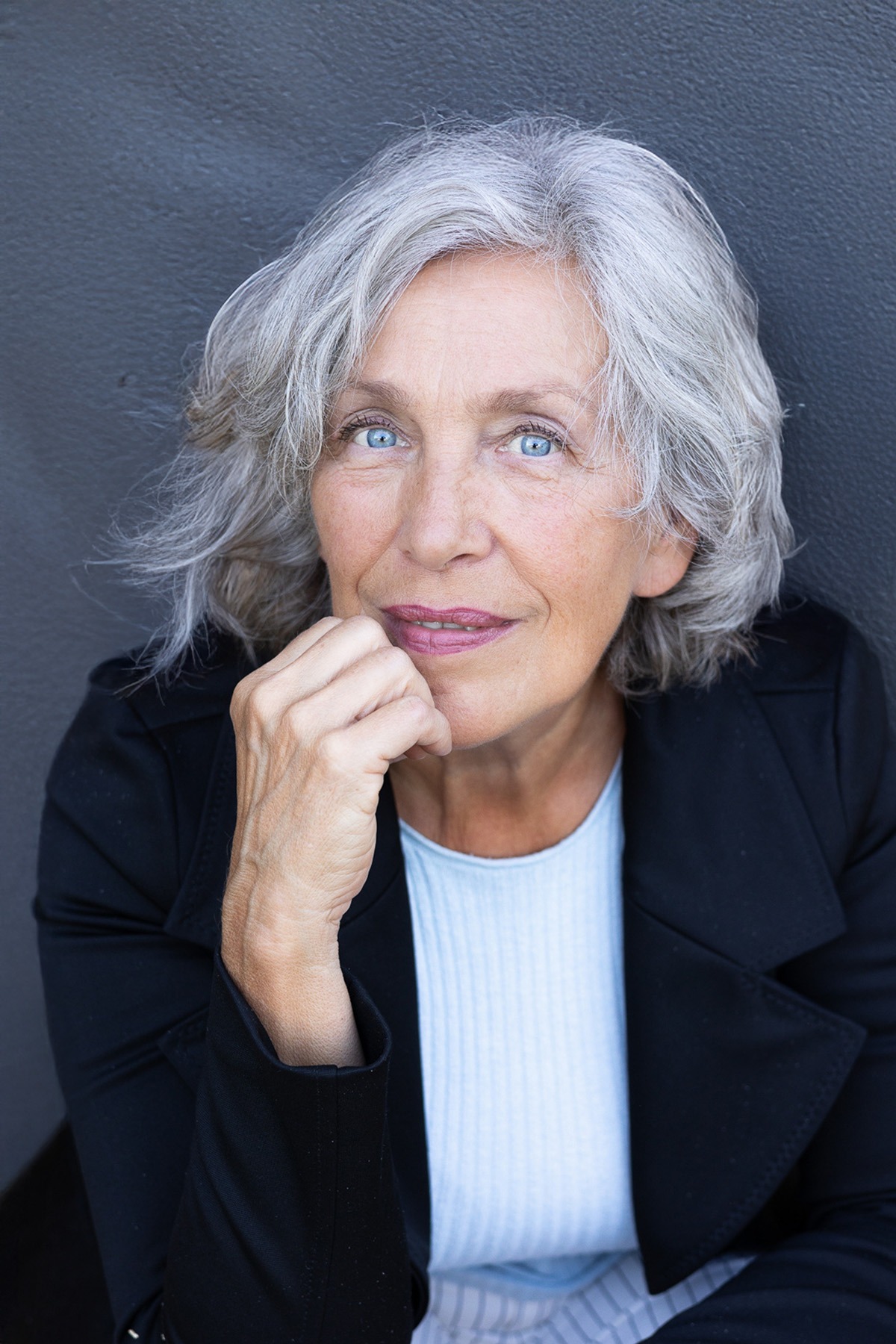 kreatives künstlerporträt indoor mit texturhintergrund