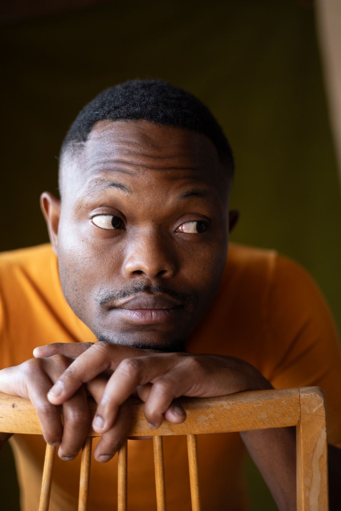 kreatives künstlerporträt indoor mit texturhintergrund