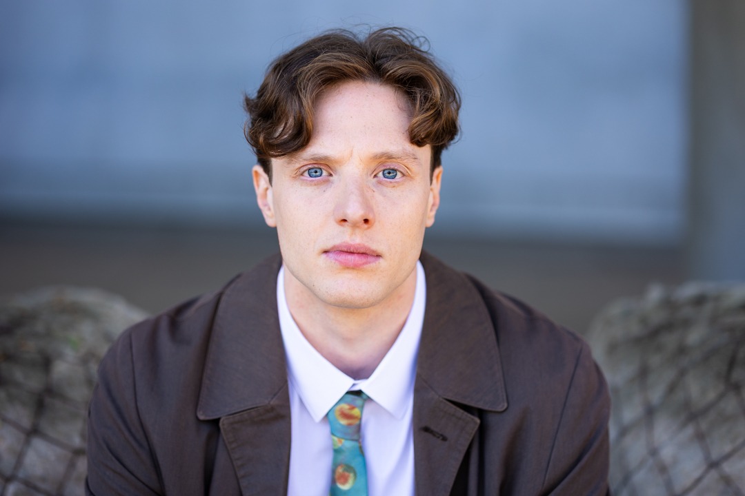 künstlerporträt im studio mit neutralem hintergrund