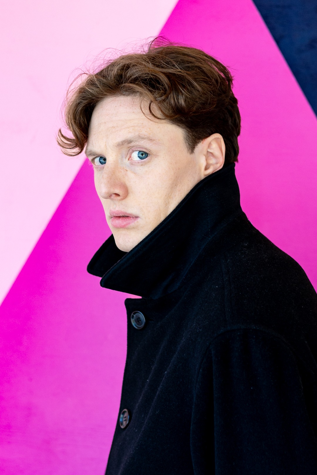 Junge Schauspielerin. Direkter Blick in die Kamera. Schauspieler portrait München