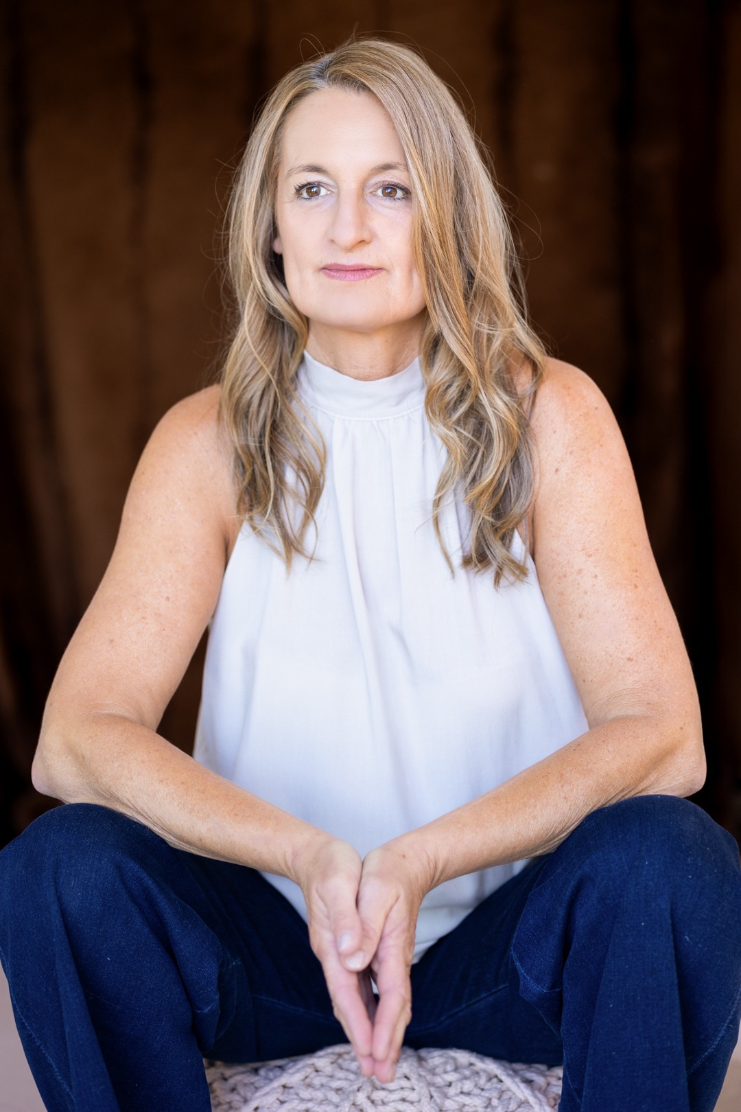 Branding Foto einer Coachin im Studio – modernes, warmes Licht.