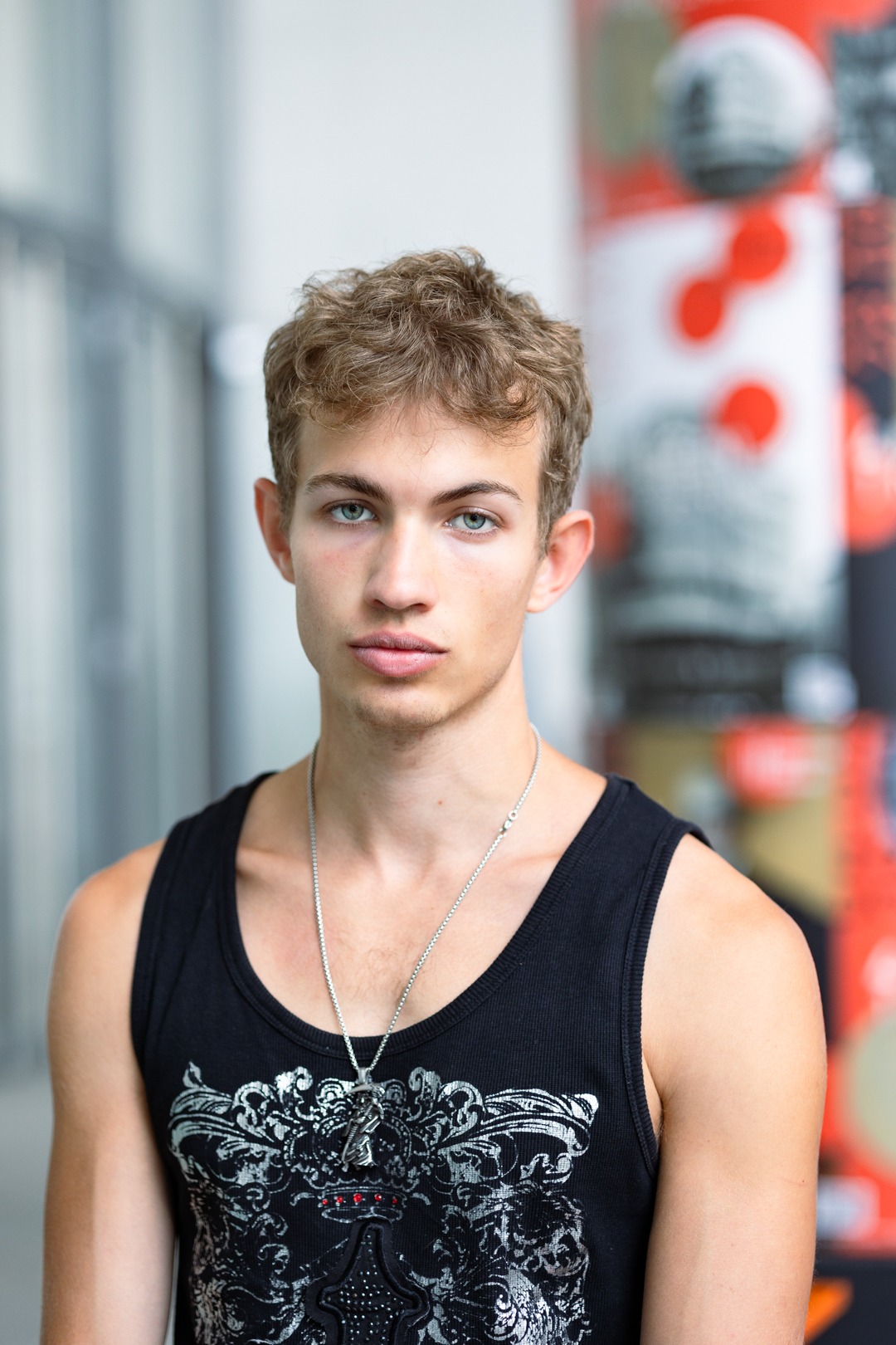 ausdrucksstarkes schauspielerporträt im natürlichen licht in münchen