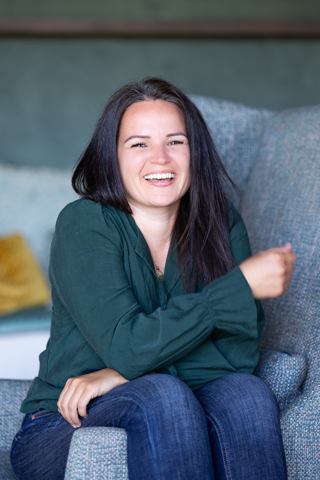 Business Shooting an der Pinakothek der modernen in München. Unternehmerin mit eleganten Blauen mantel.