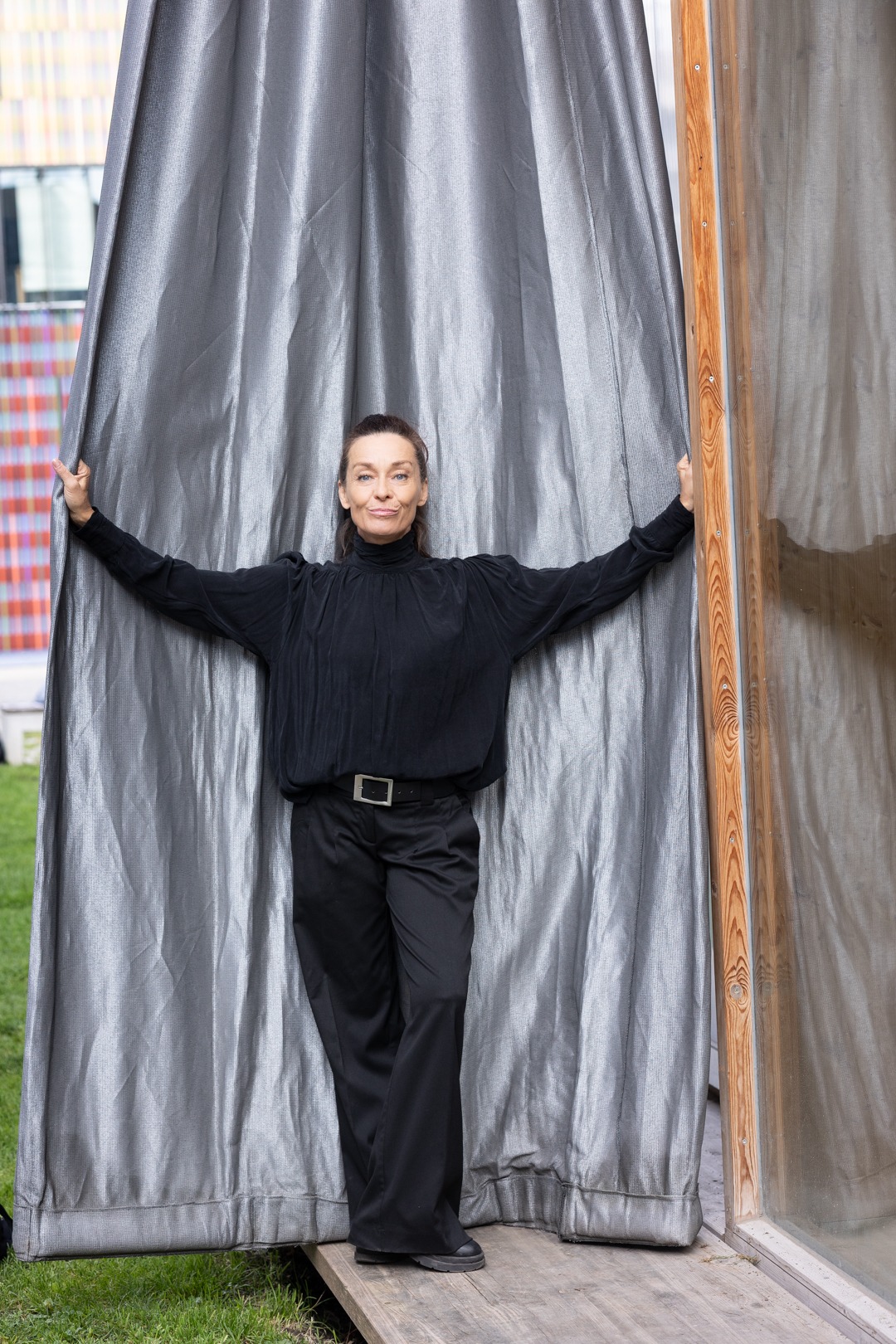 Professionelles Sedcard-Portrait einer Schauspielerin in weißem schulterfreien Top vor dunklem Hintergrund – Schauspielerfotografie