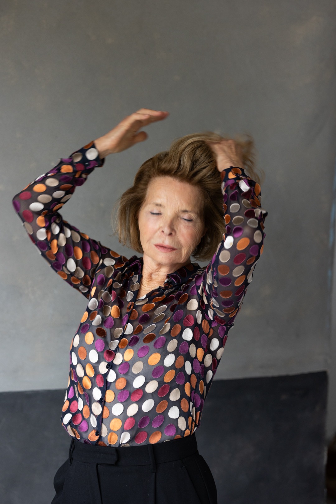 Charismatisches Portrait einer erfahrenen Schauspielerin mit lockigen Haaren in gemusterter Bluse – Sedcard Fotografie München. Professionelle Schauspieler-Portraits von Beate Kellmann, die Persönlichkeit und Ausdrucksstärke in jedem Alter einfangen.