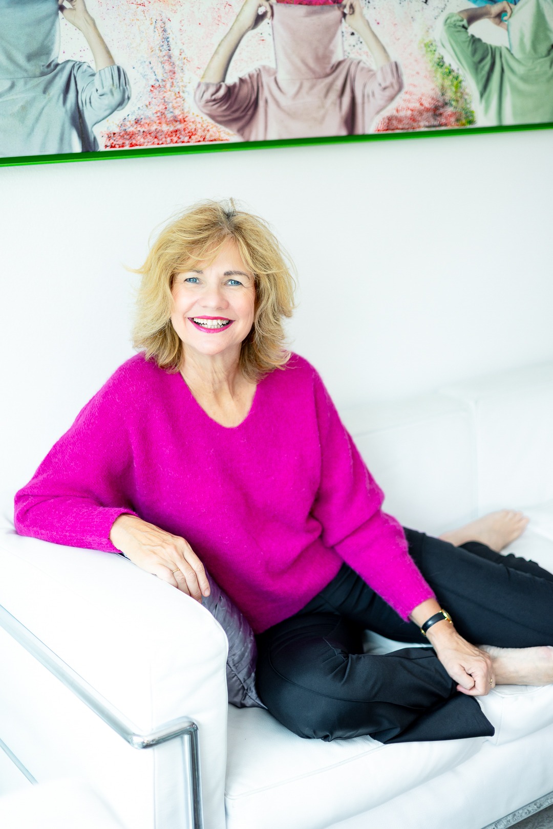 Professionelles Business-Portrait einer Unternehmerin in pinkem Pullover– Personal Brand Fotografie München