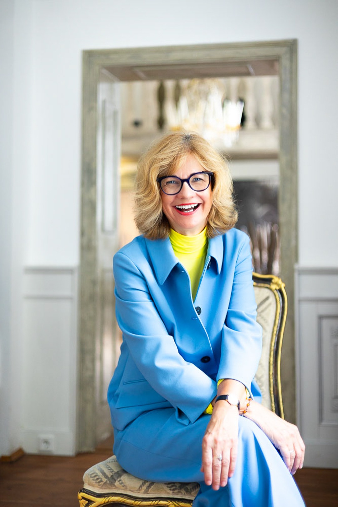 Professionelles Business-Portrait einer Unternehmerin in türkisem Designeranzug – Personal Brand Fotografie München