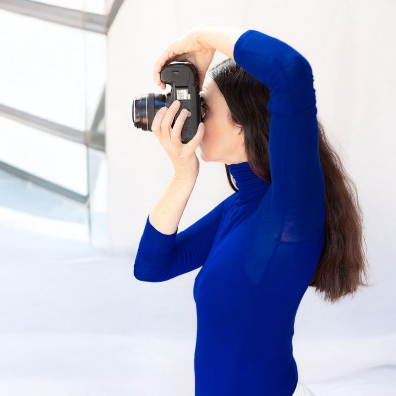 Fotografin Beate Kellmann bei einem Fotoshooting in München.