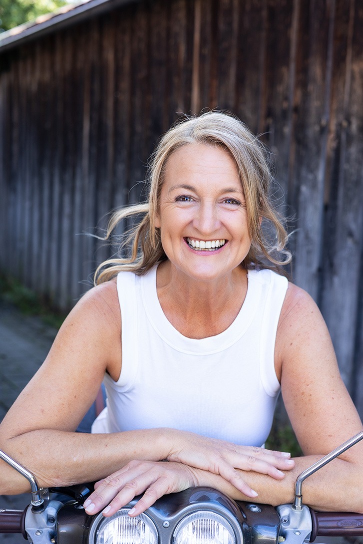 Natürliches Business Portrait Einer Unternehmerin am Ammersee.