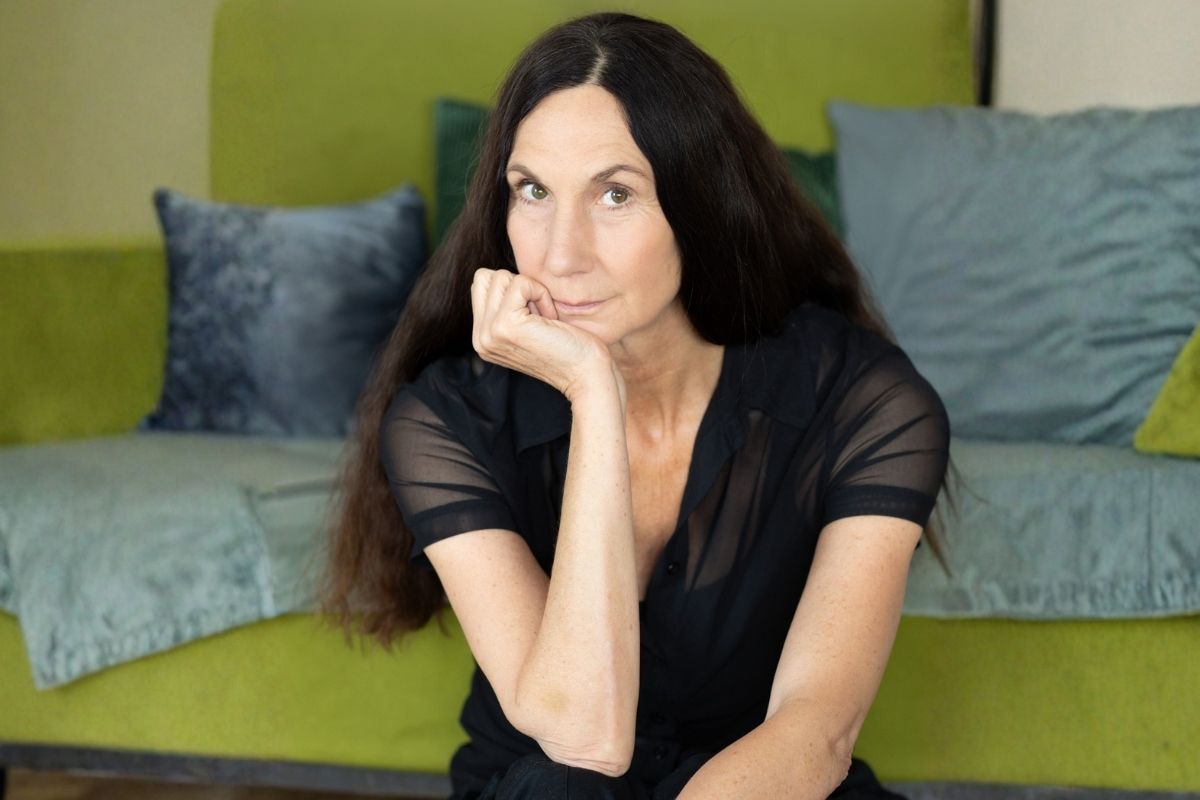 Fotografin Beate Kellmann, Porträt vor grünem Sofa