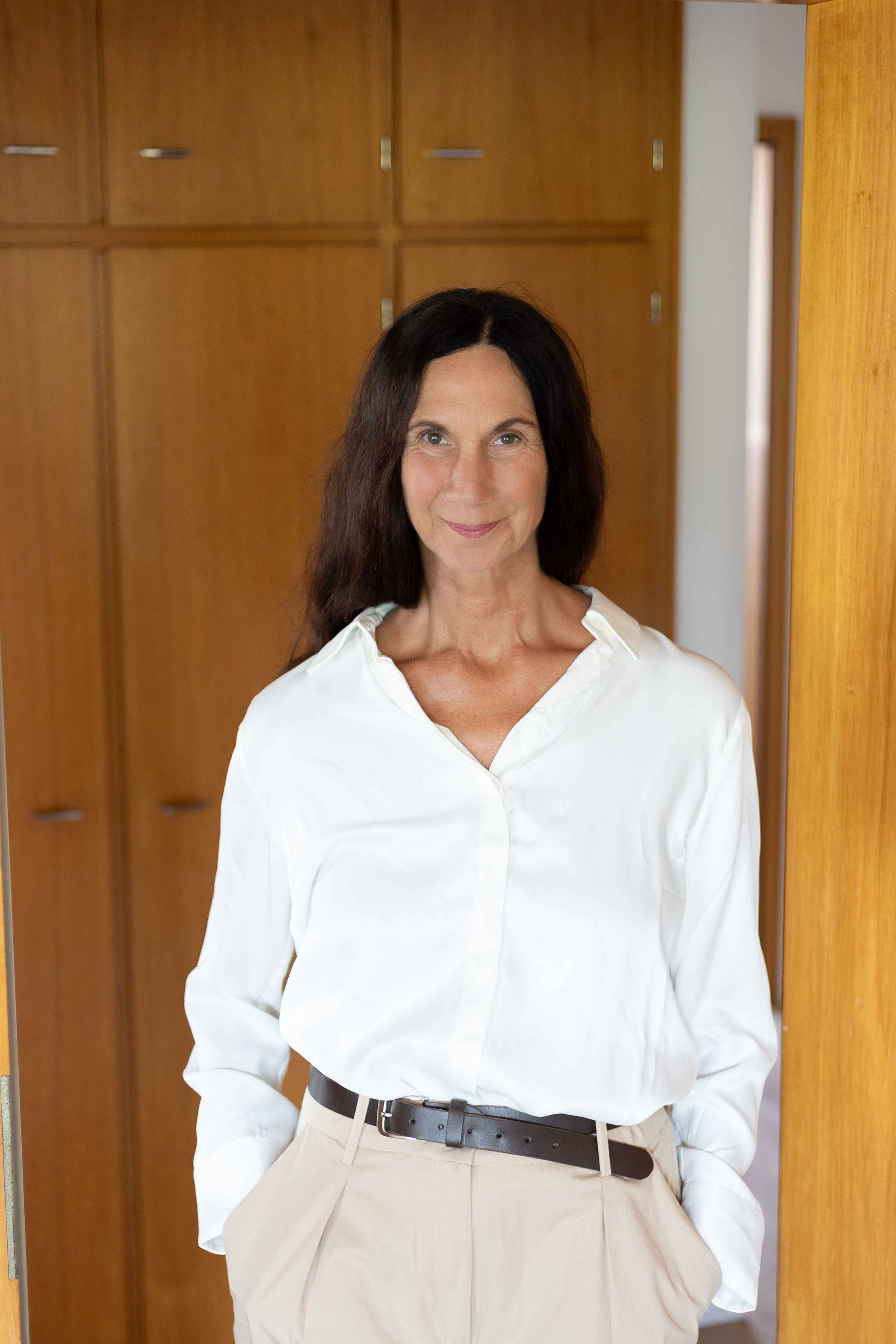Fotografin Beate Kellmann. Portrait im Türrahmen