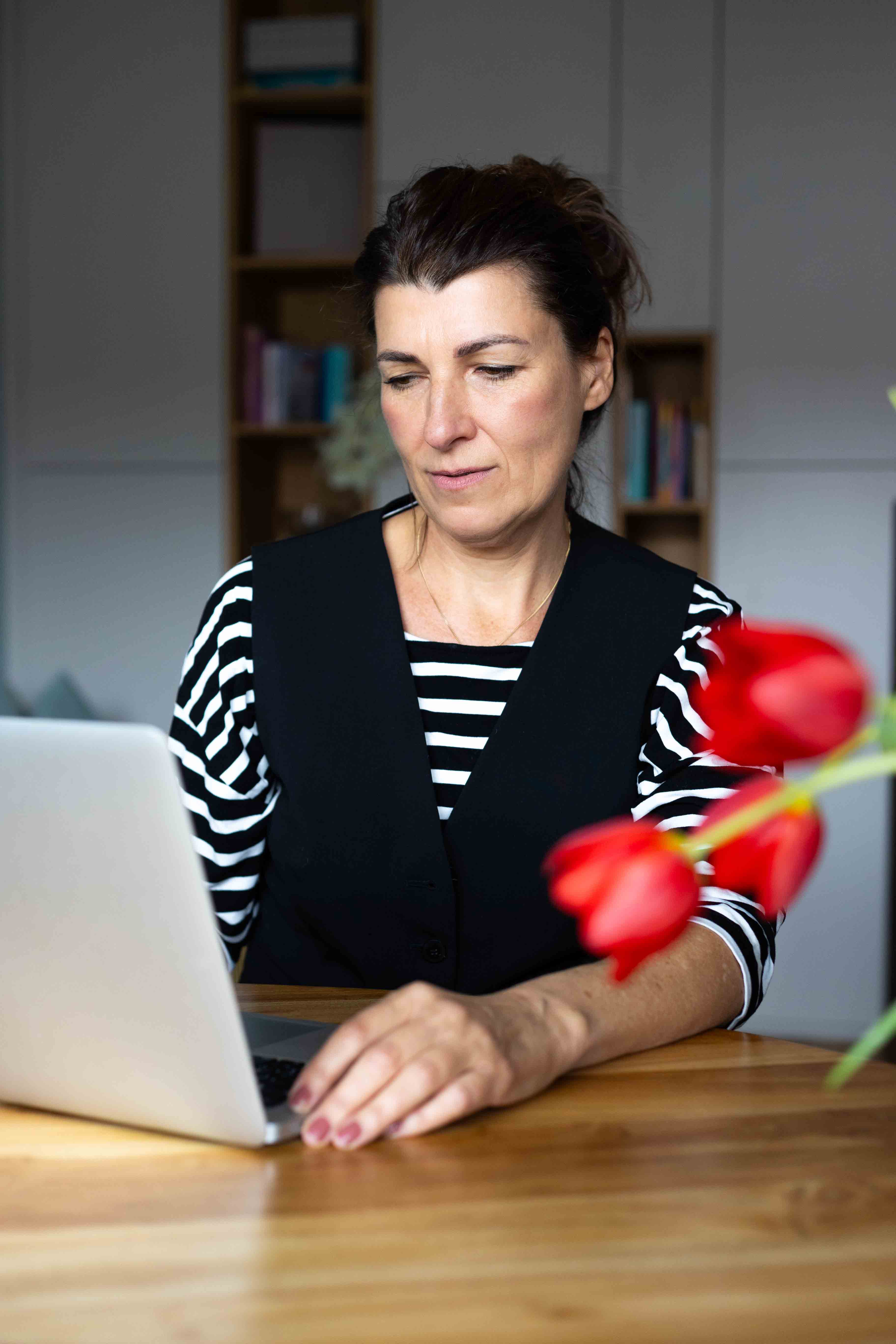 Unternehmerin am Laptop.  Nat&uuml;rliche. Businessfotografie M&uuml;nchen. 