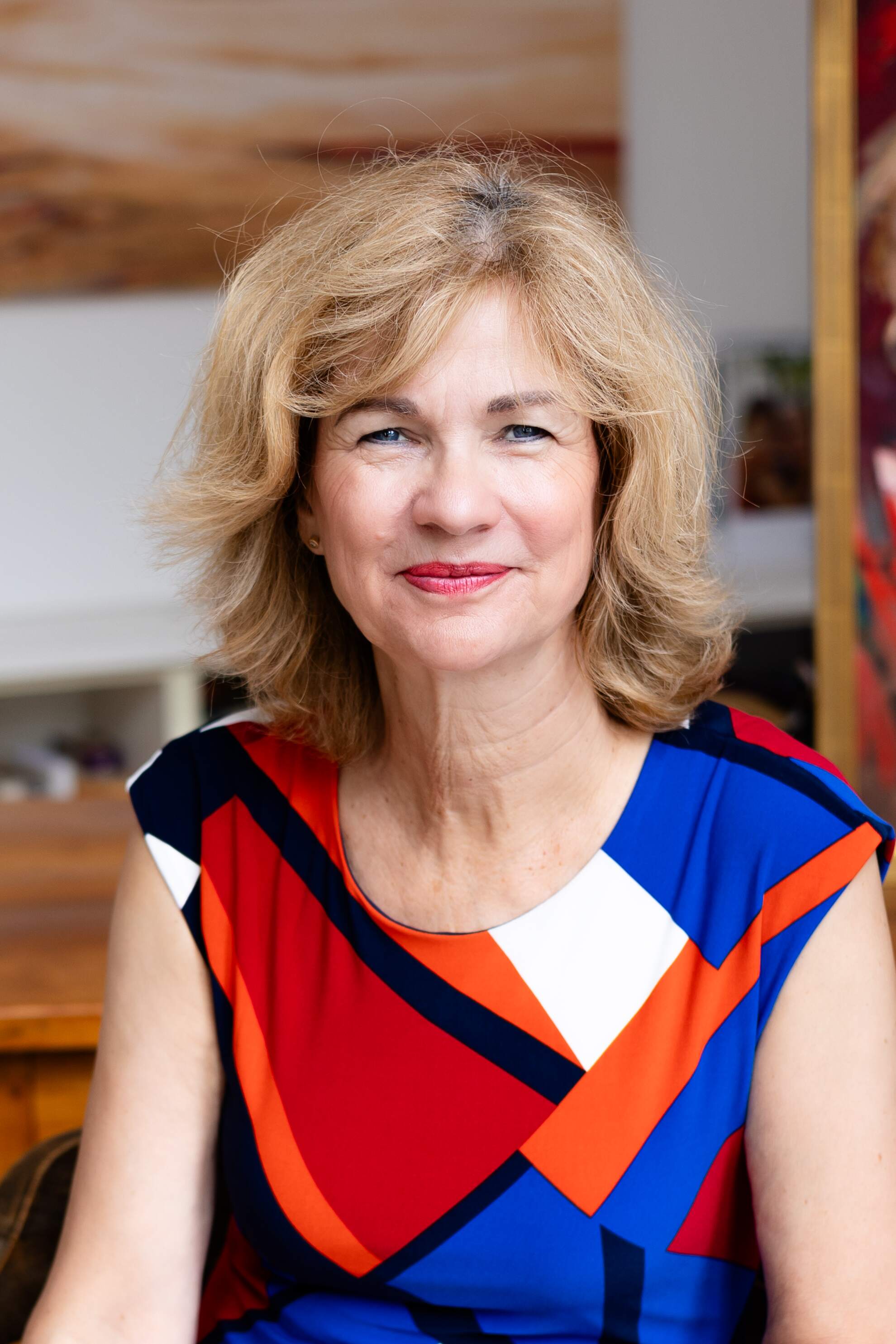Professionelles Business-Portrait einer Unternehmerin in türkisem Designeranzug – Personal Brand Fotografie München