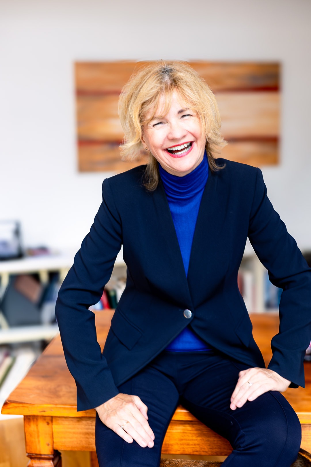 Natürliches Businessportrait einer Unternehmerin bei einem Personal Branding Shooting zuhause