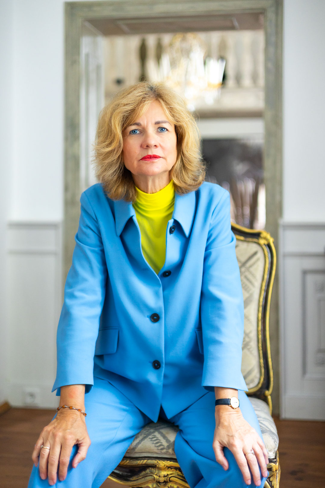 Business Shooting in München. Unternehmerin im blauen Anzug