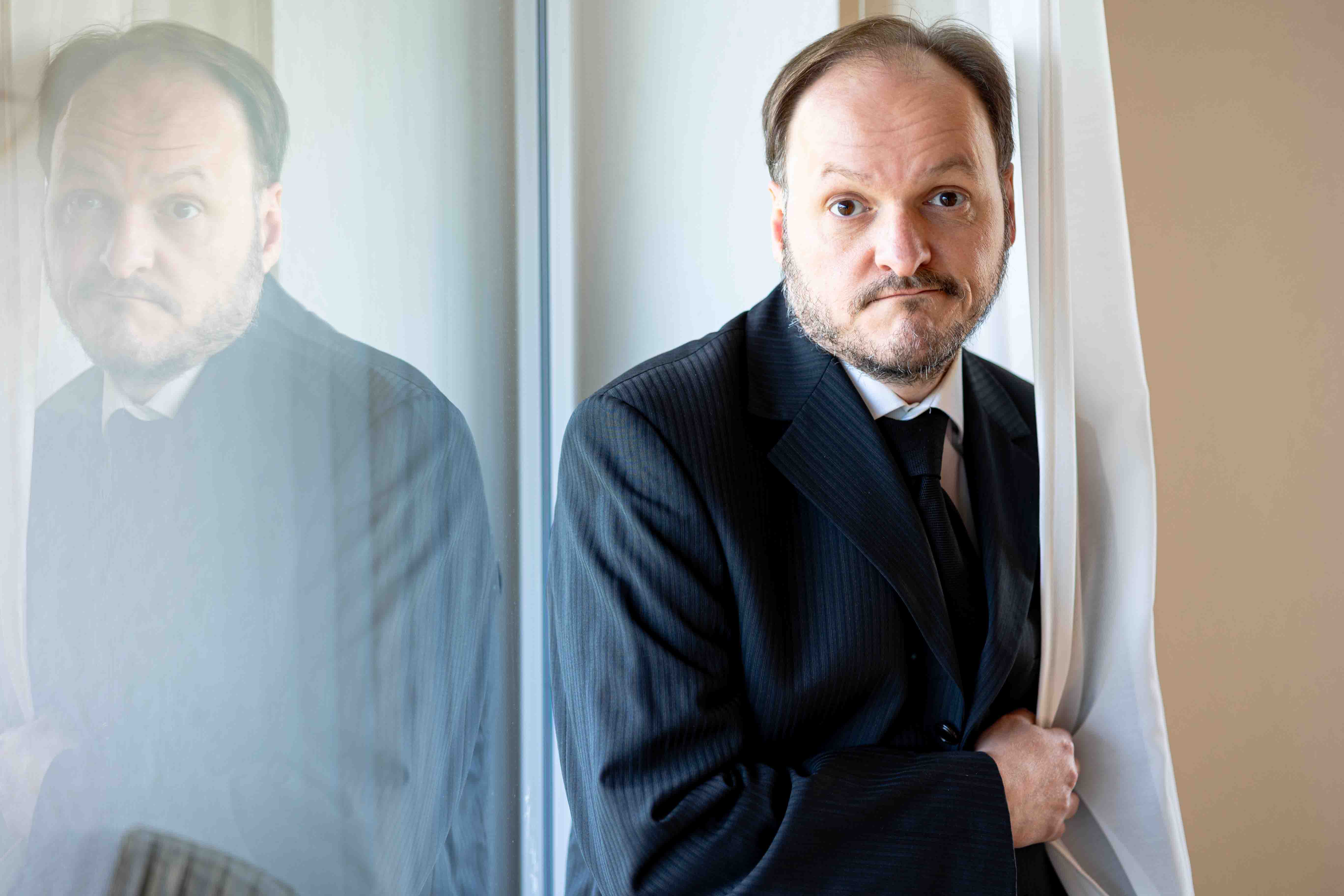 Schauspieler Mike Sobotka auf der Fensterbank sitzend