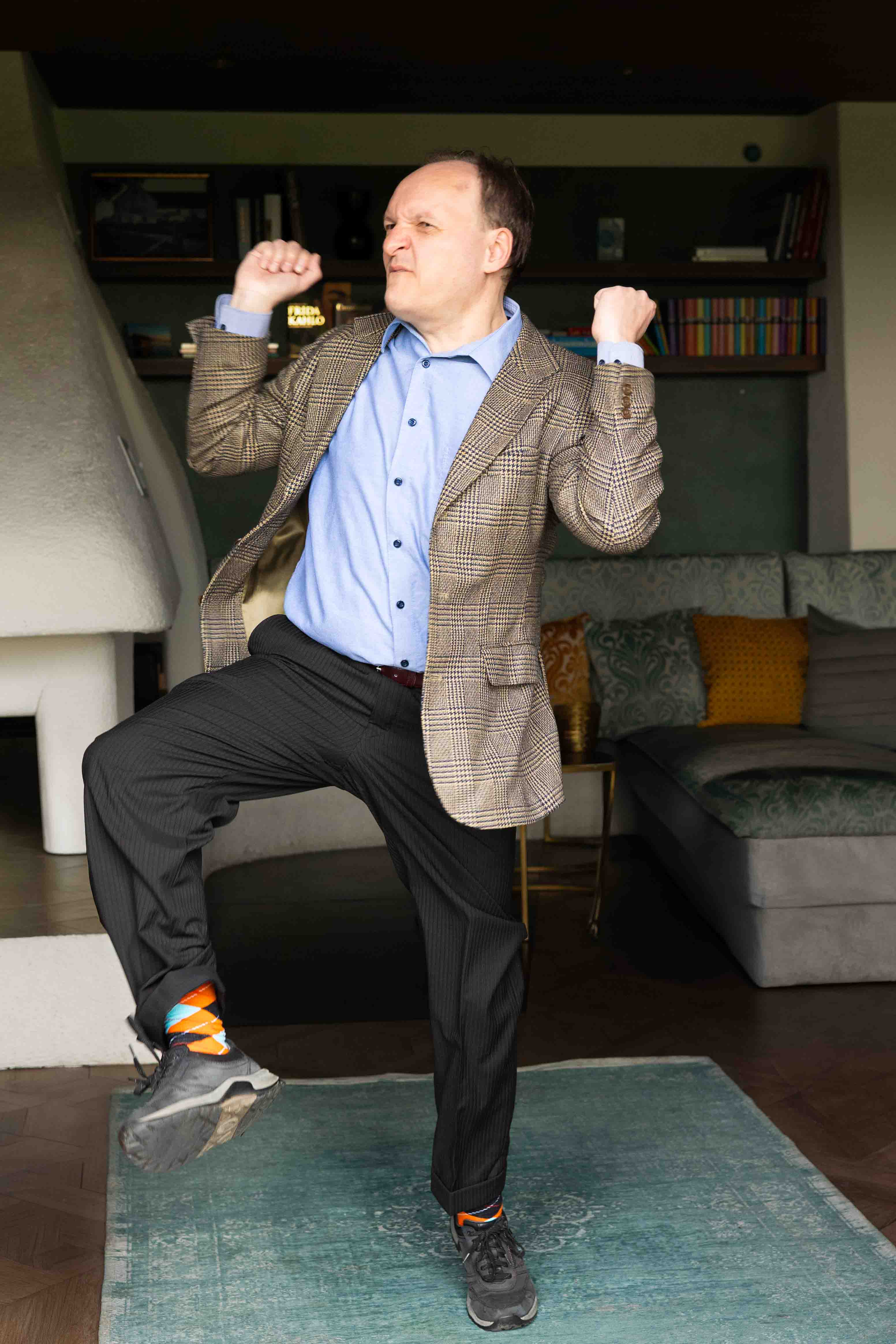 Schauspieler Mike Sobotka tanzend im Kaminzimmer