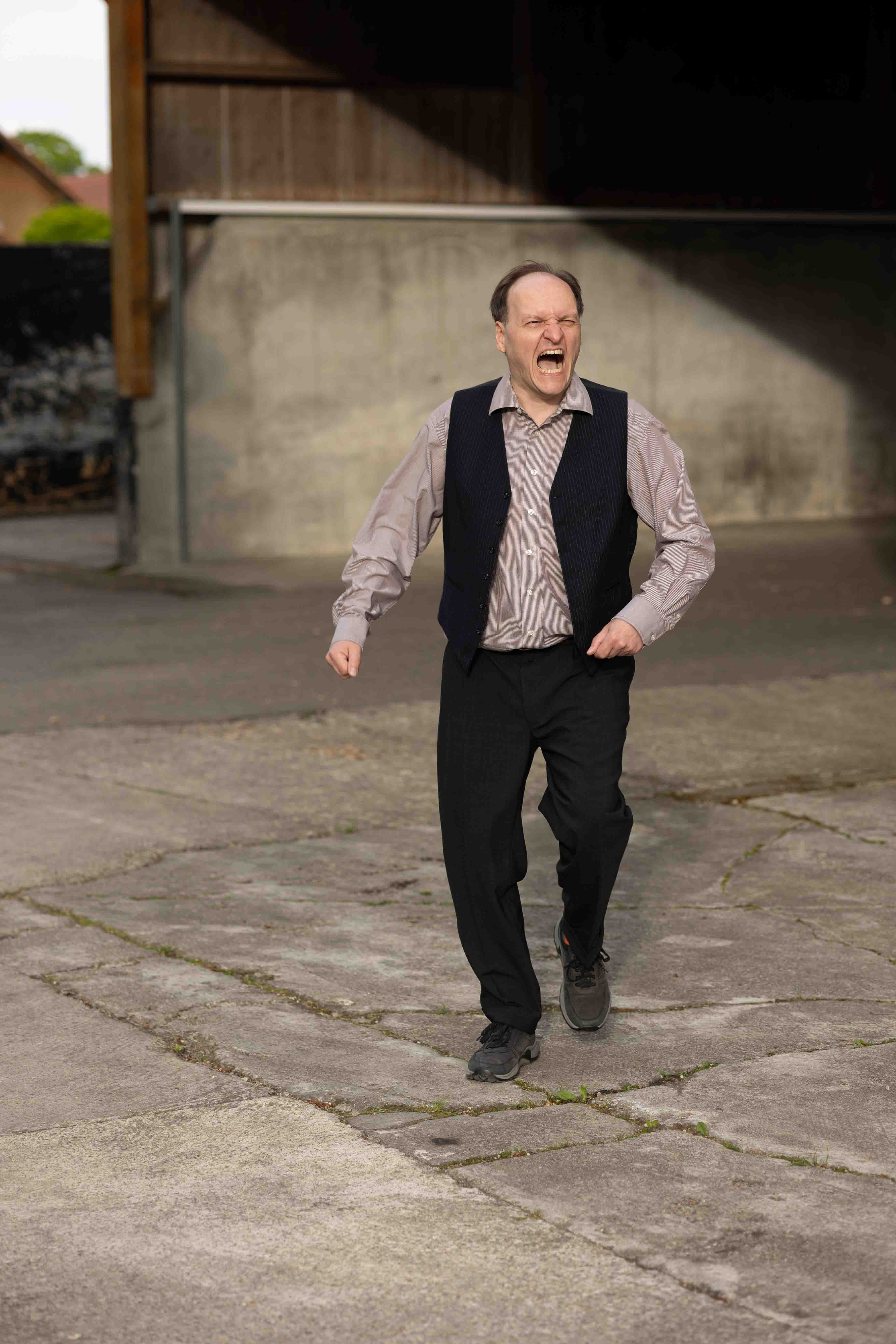 Schauspieler Mike Sobotka schreiend auf einem Hinterhof