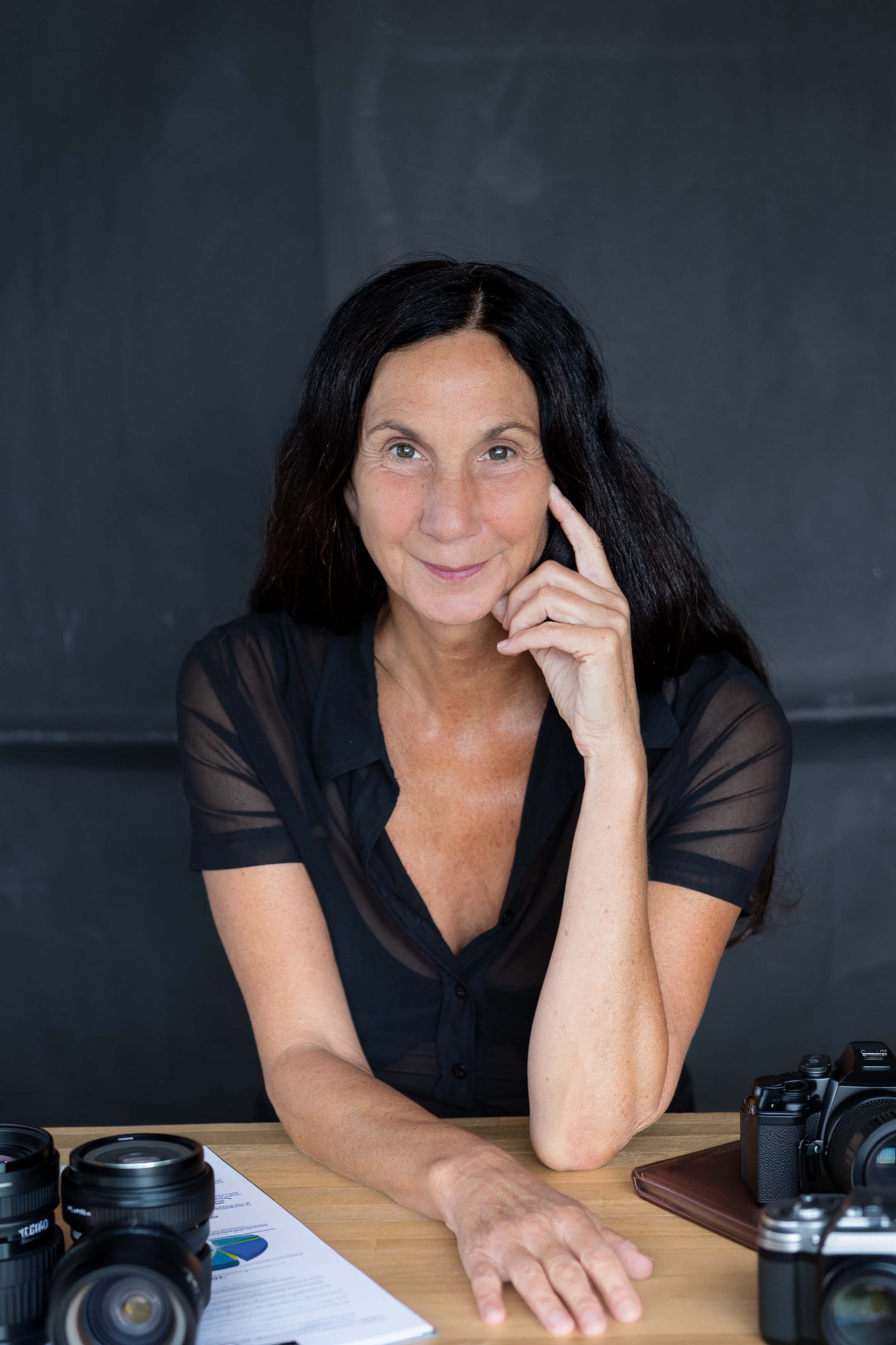 Fotografen beate kellmann am Tisch sitzend 